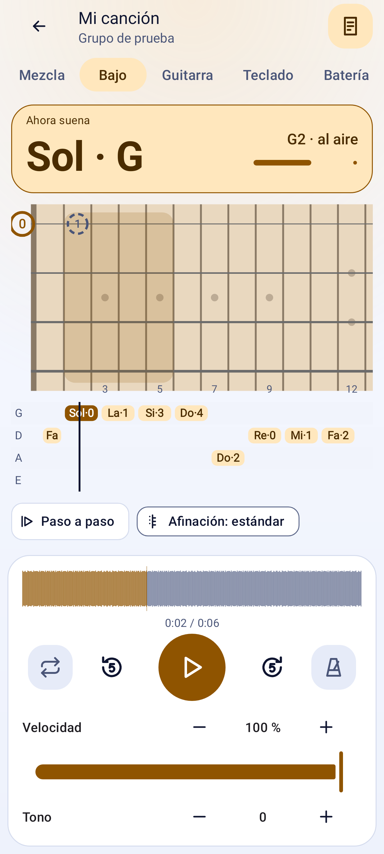 El reproductor mostrando el mástil del bajo con el dedo y la nota, en tema claro