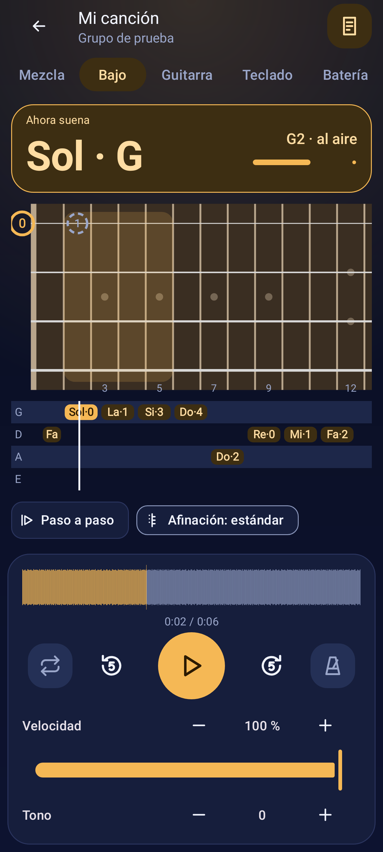 El reproductor mostrando el mástil del bajo con el dedo y la nota, en tema oscuro